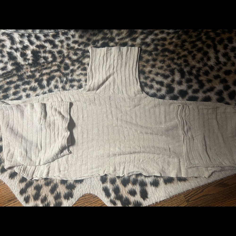 Chic cropped turtleneck beige sweater!